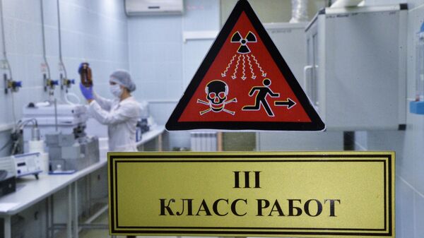 Табличка на вход в химическую лабораторию в Челябинском областном клиническом центре онкологии и ядерной медицины