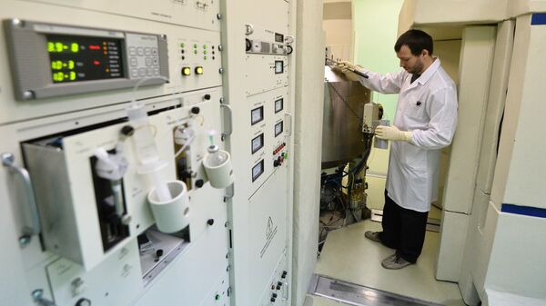 Лаборант проводит регламентные работы по обслуживанию циклотрона в Челябинском областном клиническом центре онкологии и ядерной медицины