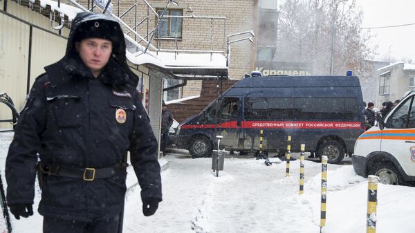 Сотрудники правоохранительных органов РФ у мини-отеля Карамель в Перми, в котором в результате прорыва трубы с кипятком погибло пять человек