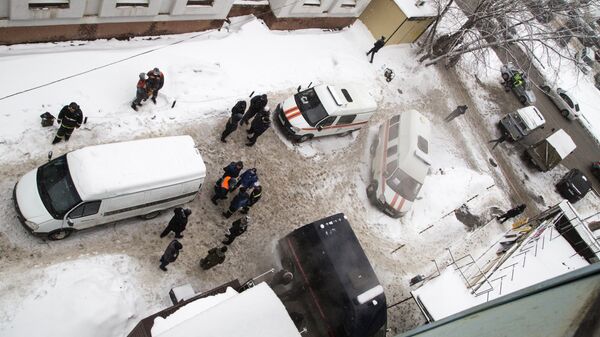 Сотрудники правоохранительных органов РФ и медицинские работники у мини-отеля Карамель в Перми, в котором в результате прорыва трубы с кипятком погибло пять человек