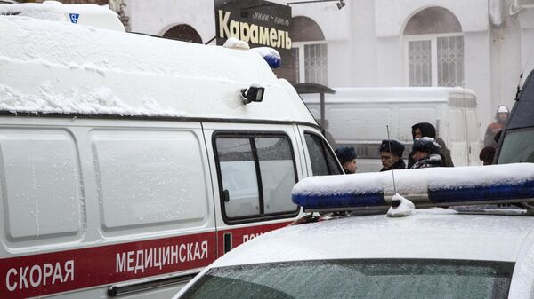 Сотрудники правоохранительных органов РФ и медицинские работники у мини-отеля Карамель в Перми, в котором в результате прорыва трубы с кипятком погибло пять человек