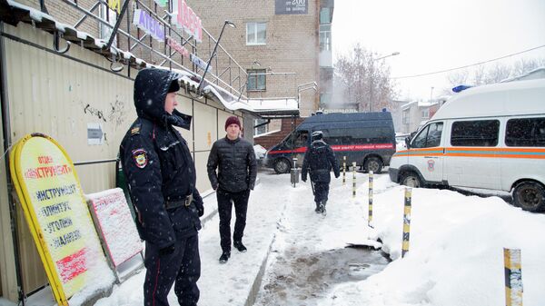 Сотрудники правоохранительных органов РФ у мини-отеля Карамель в Перми, в котором в результате прорыва трубы с кипятком погибло пять человек