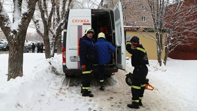 Сотрудники спасательной службы у мини-отеля Карамель в Перми, в котором в результате прорыва трубы с кипятком погибли пять человек