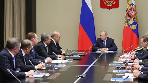 Президент России Владимир Путин проводит совещание с постоянными членами Совета безопасности