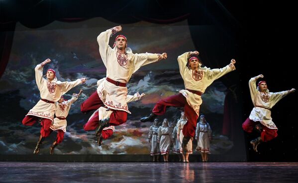Участники танцевального ансамбля Созвездие (Петрозаводск) выступают на конкурсе Весна священная в театре Русская песня в Москве