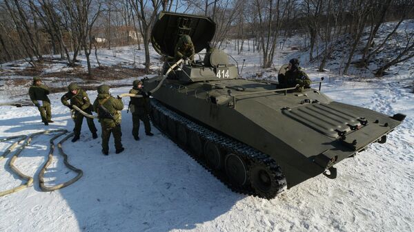 Бойцы во время укладки удлиненного заряда в машину разминирования УР-77 Метеорит во время учений ТОФ в Приморском крае