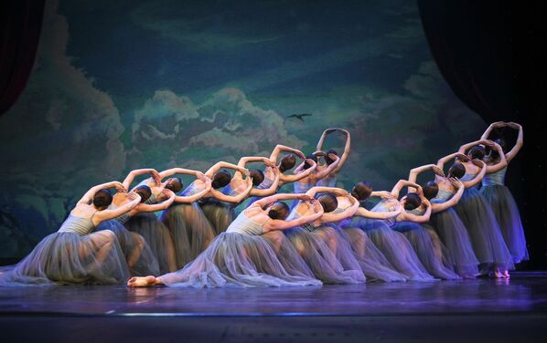 Участники шоу-балета Алиса (Керчь) выступают на конкурсе Весна священная в театре Русская песня в Москве