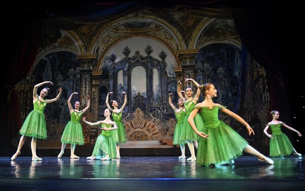 Участницы балетной школы Армида (Москва) выступают на конкурсе Весна священная в театре Русская песня в Москве