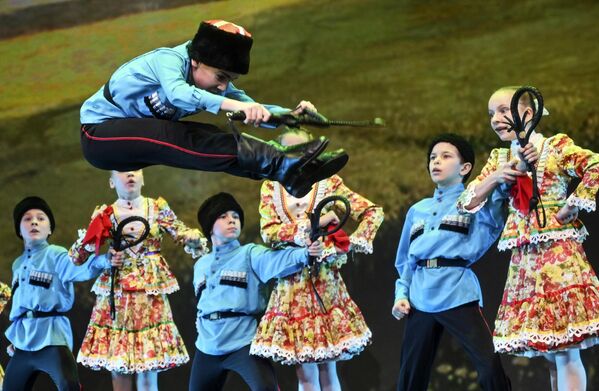 Участники ансамбля танца Улыбка (Екатеринбург) выступают на конкурсе Весна священная в театре Русская песня в Москве