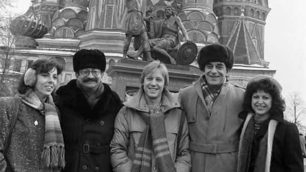 Участники советско-мексиканского фильма Эсперанса- мексиканский режиссер Серхио Ольхович (второй слева), советский актер Дмитрий Харатьян (в центре) и советский оператор Анатолий Мукасей (второй справа) на Красной площади.