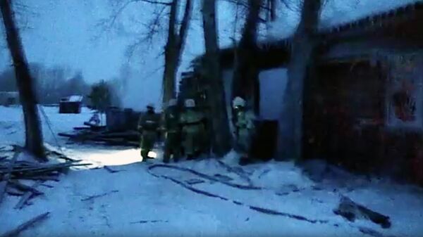 Сотрудники МЧС на месте пожара в жилом доме в Томской области. Стоп-кадр видео