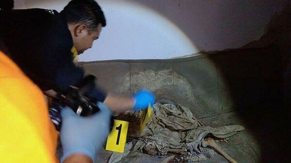 Человеческий скелет, обнаруженный в заброшенном доме в индонезийской деревне