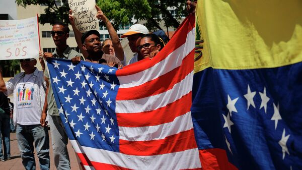 Противники правительства Николаса Мадуро во время митинга в Каракасе