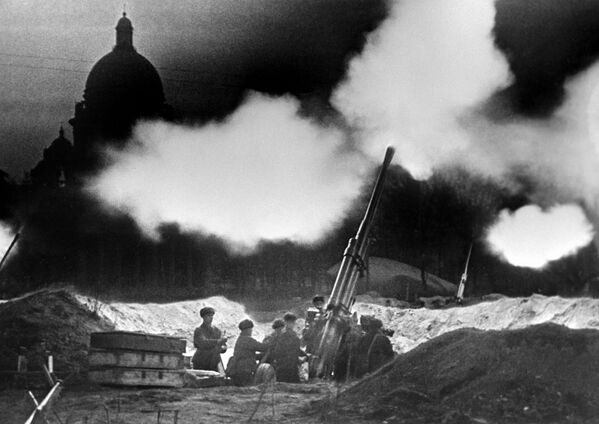 Блокадный Ленинград. Батарея зенитных орудий у Исаакиевского собора ведет огонь, отражая ночной налет немецкой авиации