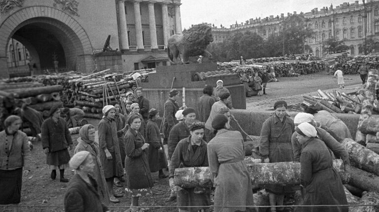 Гражданское население блокадного Ленинграда сооружает укрепления на улицах города