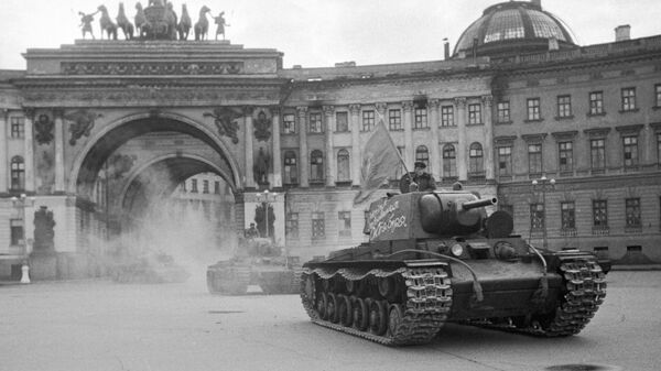 Колонна танков выезжает из арки Генерального штаба на Дворцовую площадь и отправляется на фронт