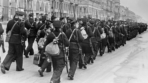 Балтийцы идут на фронт по улицам Ленинграда