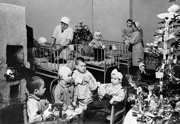 Празднование Нового года в детской больнице Ленинграда