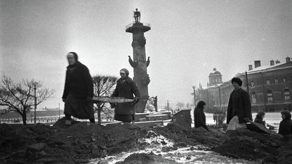 Гражданское население ведет строительство оборонительных сооружений на стрелке Васильевского острова в Ленинграде