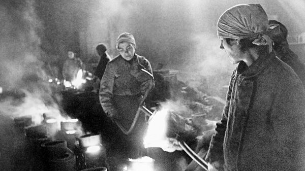 Женщины на заводе льют металл. Блокада Ленинграда
