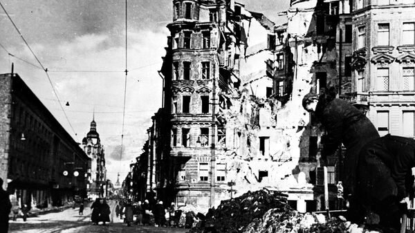 После налета вражеской авиации на улицах блокадного Ленинграда