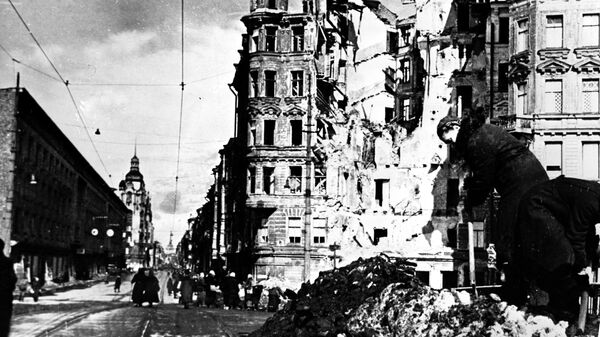 После налета вражеской авиации на улицах блокадного Ленинграда