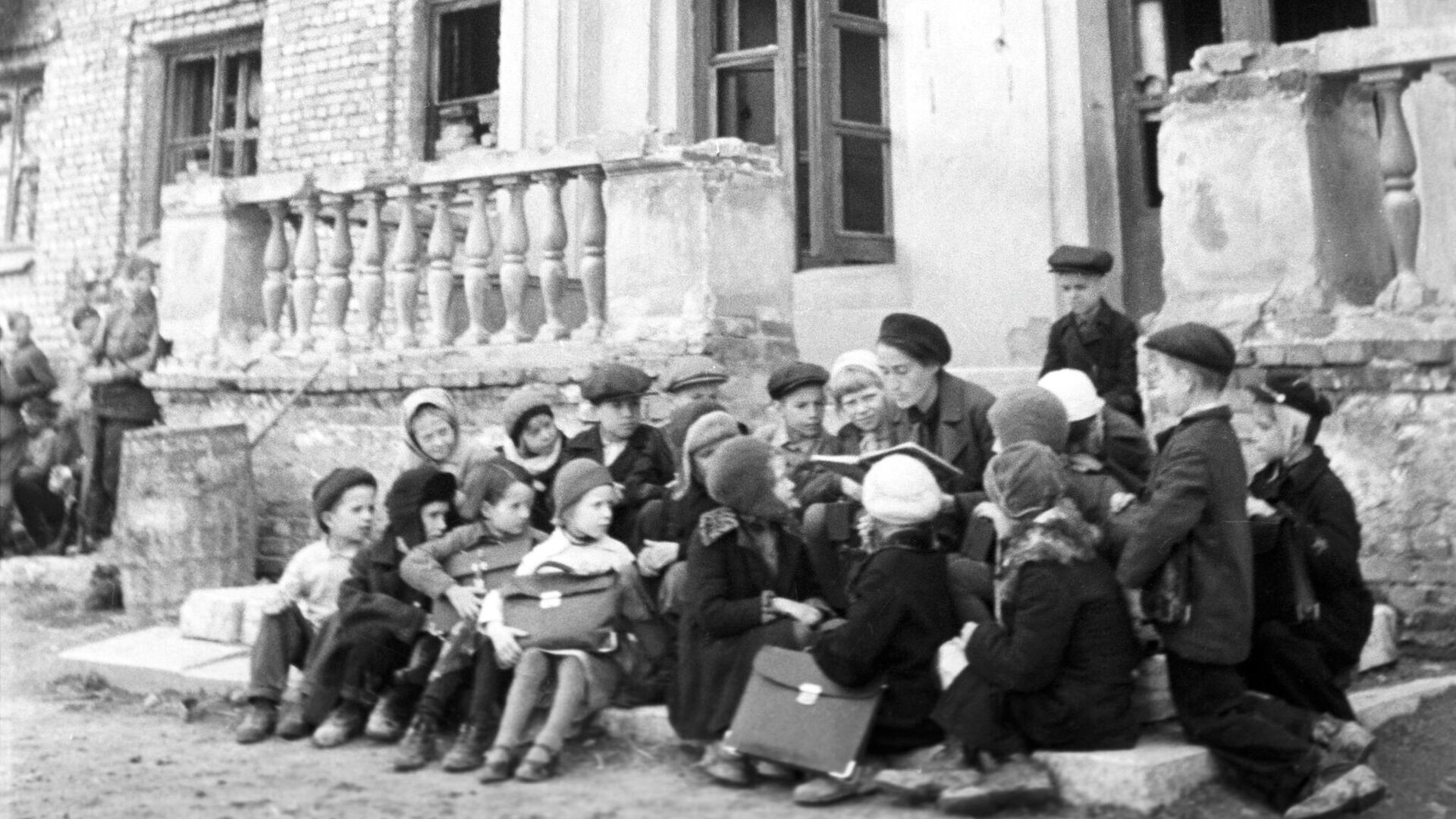 Урок на крыльце разрушенной немецкими обстрелами школы - РИА Новости, 1920, 04.02.2021