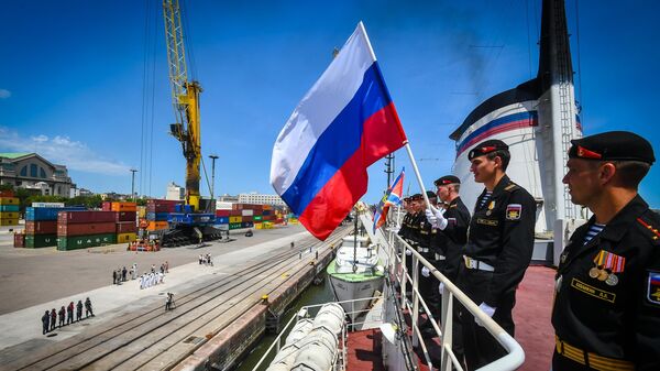 Офицеры на палубе исследовательского судна Адмирал Владимирский во время прибытия в порт Монтевидео