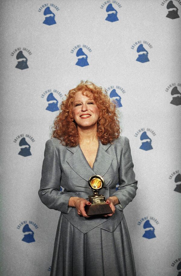 Бетт Мидлер с премией Грэмми за альбом Ветер под моими крыльями. 22 февраля 1990 года