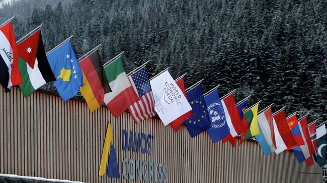 Флаги стран-участниц Всемирного экономического форума в Давосе