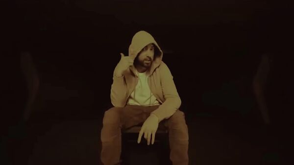 Кадр из видео Godzilla американского исполнителя Eminem