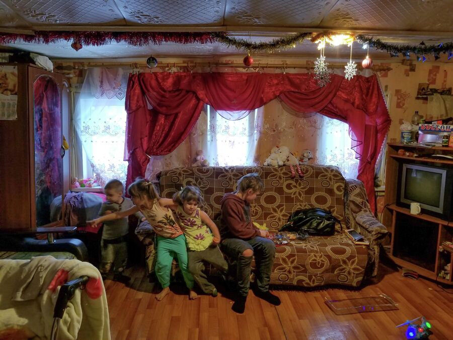 Восемь человек ютятся в единственной комнате, площадью 15 квадратных метров