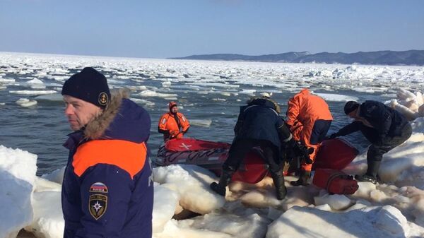 Сотрудники МЧС во время эвакуации рыбаков со льдины  в заливе Мордвинова