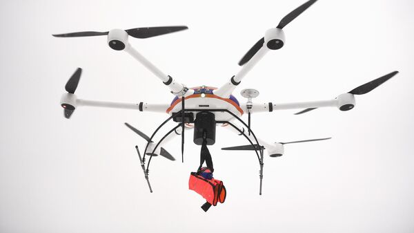Беспилотный летательный аппарат с прикрепленным к нему спасательным жилетом во время отработки действий по ликвидации условных чрезвычайных ситуаций