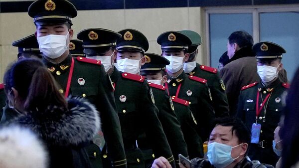 Офицеры военной полиции в масках на железнодорожном вокзале в Шанхае