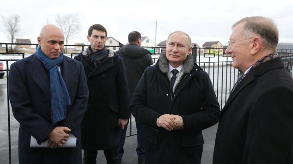 Владимир Путин во время осмотра объектов инфраструктуры в городе Усмань
