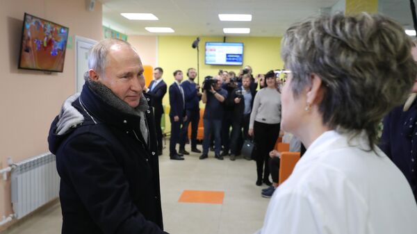  Президент РФ Владимир Путин во время посещения Детской поликлиники ГУЗ Усманская ЦРБ в городе Усмань