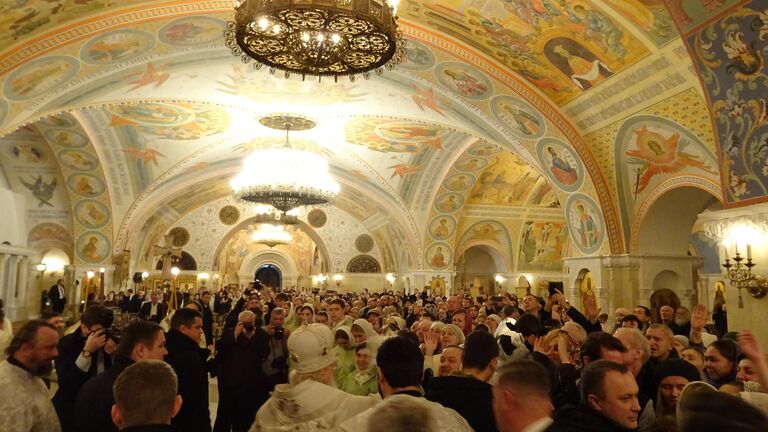 Патриарх Московский и вся Руси Кирилл окропляет людей святой водой. Москва, храм Христа Спасителя, Крещенский сочельник 18.01.2020