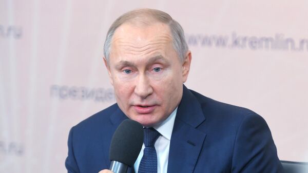 Президент РФ Владимир Путин во время встречи с представителями общественности в Липецкой области