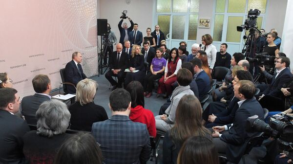 Президент РФ Владимир Путин во время встречи с представителями общественности в Центре культуры и досуга Усманского района