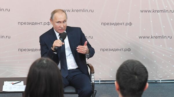Президент РФ Владимир Путин проводит встречу с представителями общественности в Центре культуры и досуга Усманского района