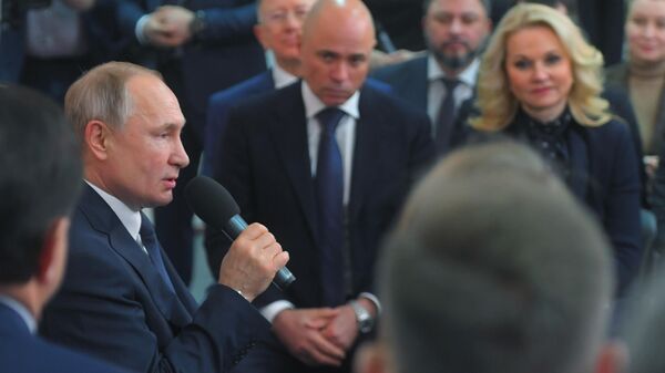 Президент РФ Владимир Путин проводит встречу с представителями общественности в Центре культуры и досуга Усманского района