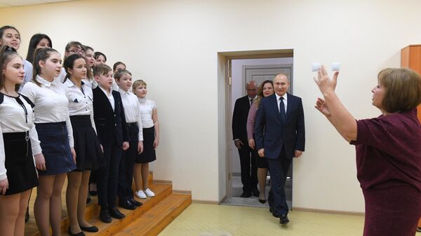  Президент РФ Владимир Путин во время посещения муниципального бюджетного учреждения дополнительного образования Детская школа искусств в городе Усмань