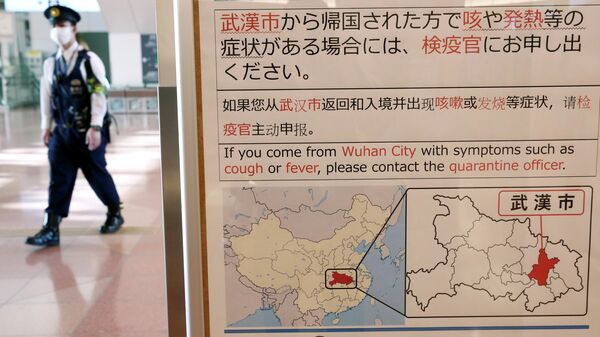  Уведомление в зале аэропорта Ханэда в Токио о вспышке коронавируса в Китайском Ухане 