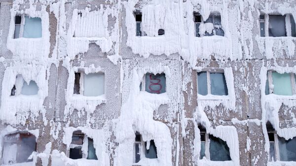 Бывшее общежитие военного училища в Иркутске покрылось льдом