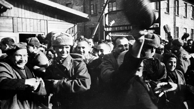 Узники Освенцима в первые минуты после освобождением лагеря советской армией