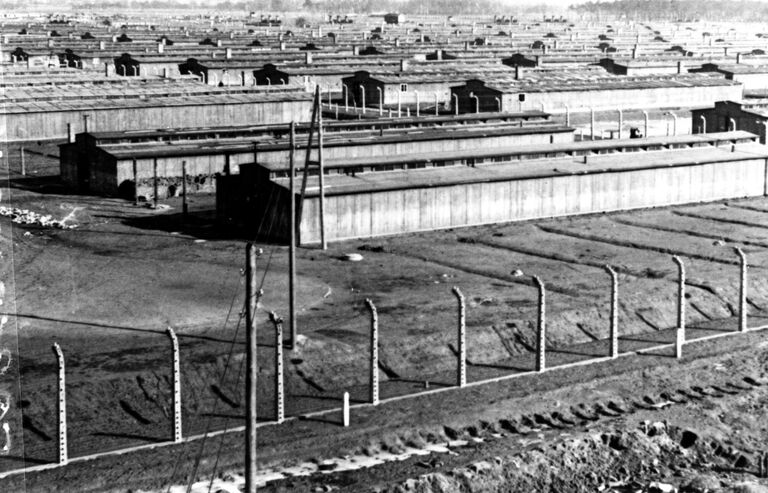 Бараки концлагеря Освенцим. Январь 1945 года Бараки концлагеря Освенцим. Январь 1945 года