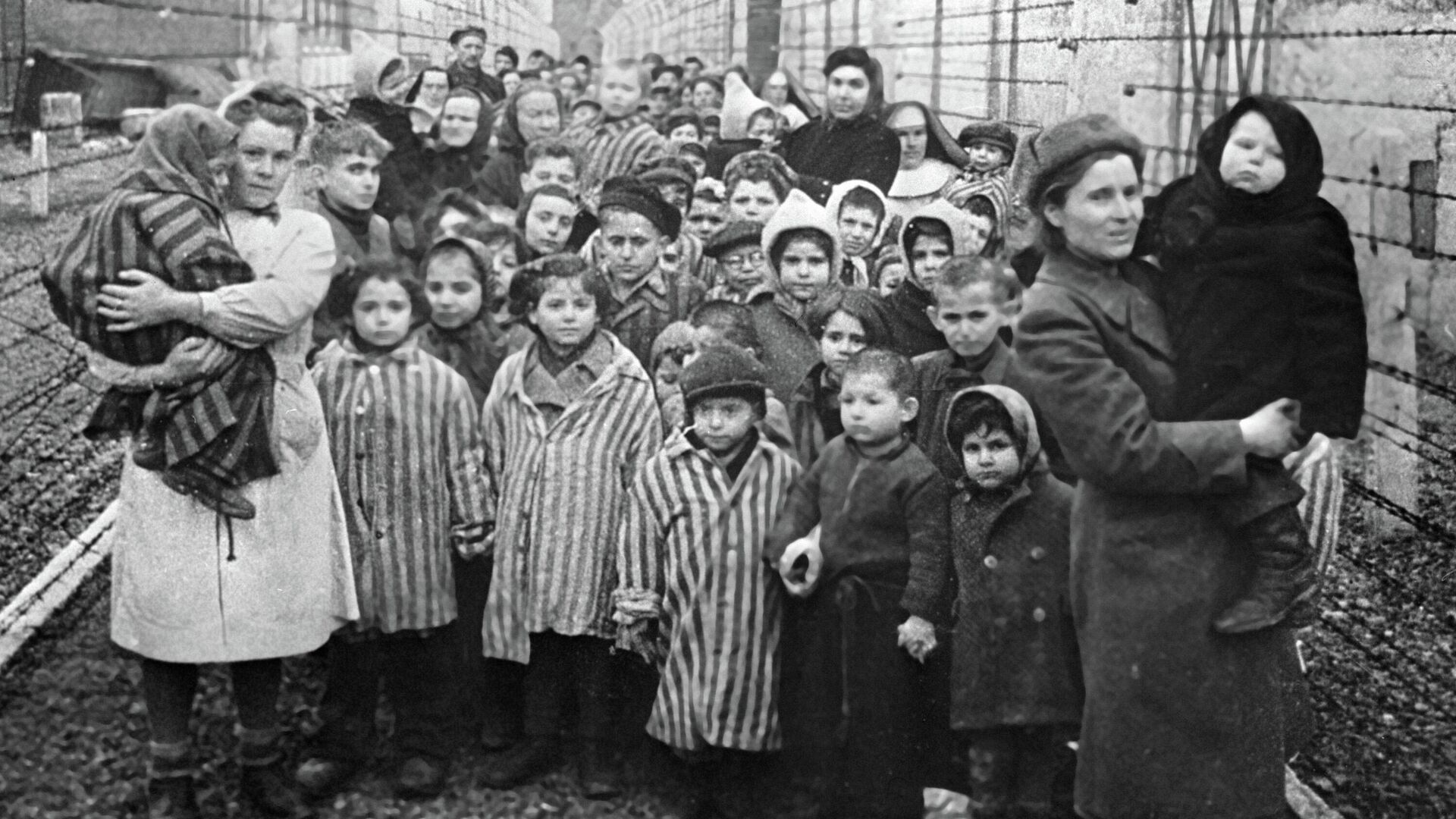 Советские врачи и представители Красного креста среди узников Освенцима в первые часы после освобождения лагеря - РИА Новости, 1920, 11.04.2022