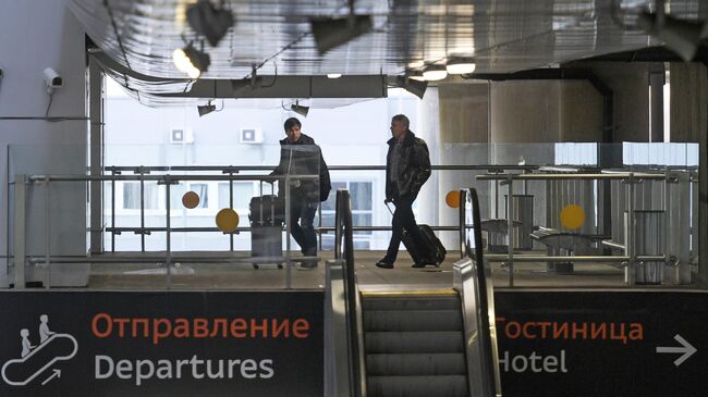 Пассажиры у входа в терминал аэропорта Пулково в Санкт-Петербурге