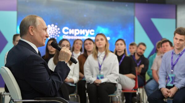 Президент РФ Владимир Путин проводит встречу со студентами ведущих вузов, преподавателями, учениками школ и учителями в образовательном центре Сириус в Сочи